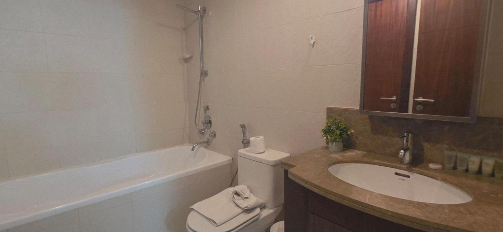 13stnd- Luxury 2bhk - Near Burj Khalifa - Free Parking - Downtown Apartment *