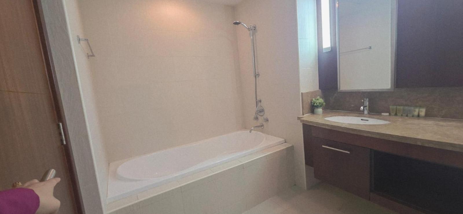 13stnd- Luxury 2bhk - Near Burj Khalifa - Free Parking - Downtown Apartment *